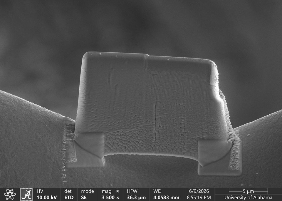 Real SEM image of a lamella at one of three thinning stages